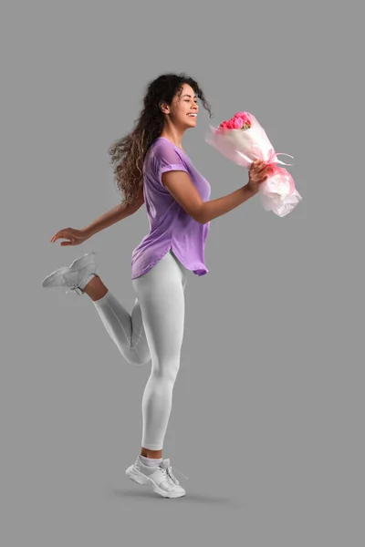 Ung Afro Amerikansk Kvinna Sportkläder Med Bukett Blommor Grå Bakgrund — Stockfoto