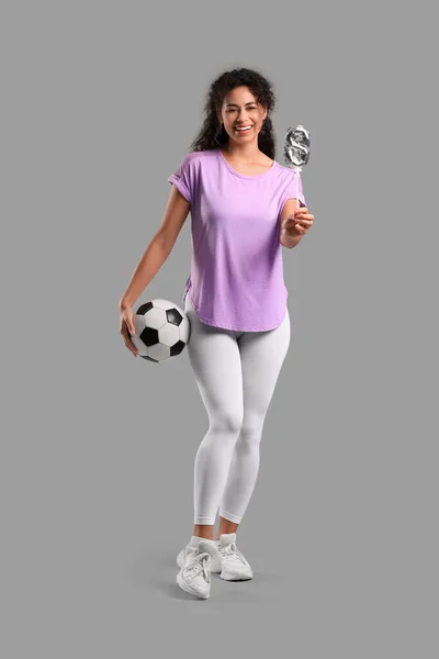 Ung Afroamerikansk Kvinna Sportkläder Med Ballong Form Figur Och Fotboll — Stockfoto