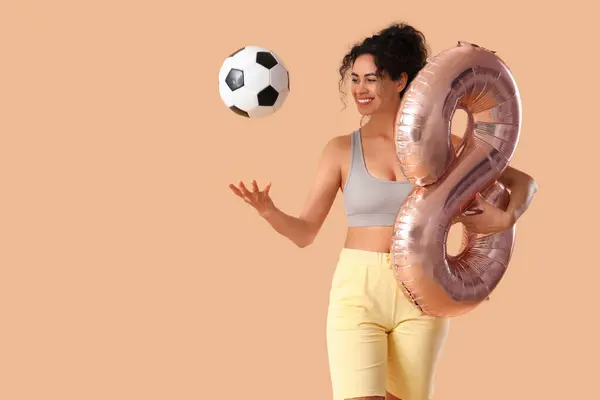 Ung Afroamerikansk Kvinna Sportkläder Med Ballong Form Figur Och Fotboll — Stockfoto