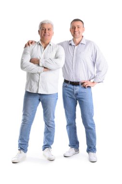 Beyaz arka planda olgun kardeşler.