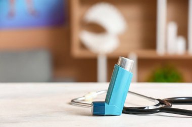 Doktor ofisinde steteskoplu astım spreyi.