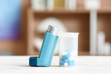 Astım spreyi ve doktor muayenehanesinde ilaç.