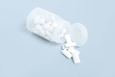 Gri arka planda lezzetli diş etleri olan kavanoz.