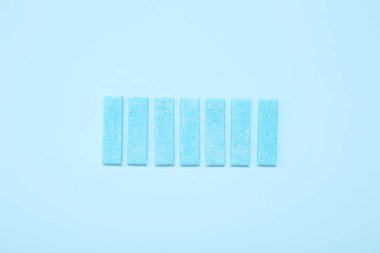 Mavi arkaplanda renk çiğneyen diş etleri