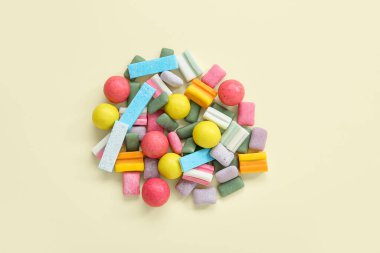 Sarı arkaplanda farklı renkte sakız çiğneme