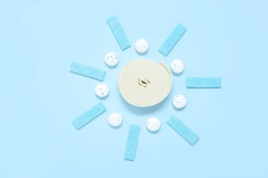 Mavi arka planda güneş şeklinde farklı diş etleri.