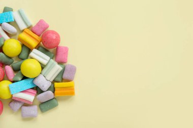Sarı arkaplanda farklı renkte sakız çiğneme