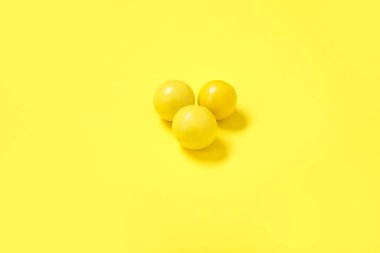 Sarı arka planda diş etleri çiğnemek