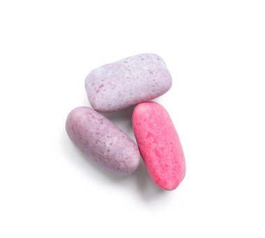 Beyaz arkaplanda renk çiğneyen diş etleri