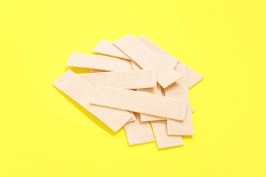 Sarı arka planda diş etleri çiğnemek