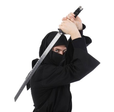 Beyaz arka planda kılıç taşıyan erkek ninja.
