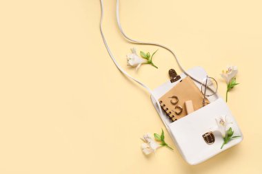 Renkli arka planda kadın çantalı, aksesuarlı ve çiçekli kompozisyon