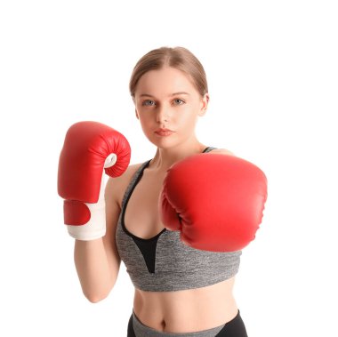 Boks eldivenli genç bir kadın beyaz arka plan eğitimi alıyor. Nefsi müdafa kavramı