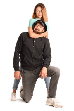 Beyaz arka plandaki hırsıza karşı kendini savunan genç bir kadın.