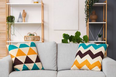 Oturma odasının içinde kanepe ve bitkiler var.