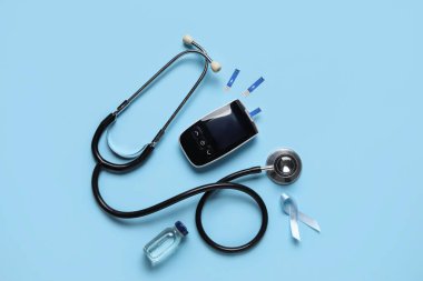 Mavi arka planda glukometre, insülin ve steteskoplu farkındalık şeridi. Diyabet kavramı