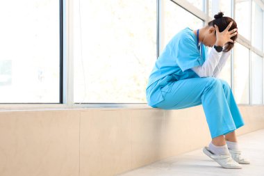 Stresli kadın stajyer doktor.