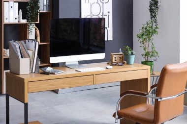 Ofisinde belgeler olan boş bilgisayar monitörü