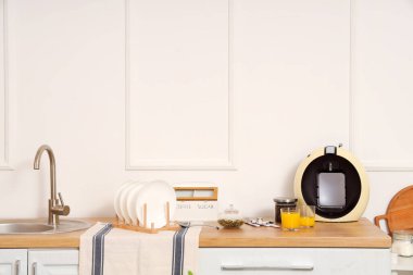 Mutfakta mutfak tezgahları ve lavaboları var.