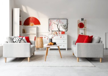 Çin Yeni Yıl kutlamaları için dekore edilmiş hafif oturma odasının içi.