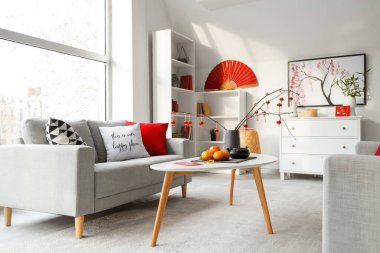 Mandalinalı kahve masası, çay seti ve şenlikli oturma odasında Çin fenerleri. Çin Yeni Yıl Kutlaması