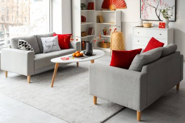 Çin Yeni Yıl kutlamaları için dekore edilmiş hafif oturma odasının içi.