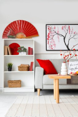 Çin Yeni Yıl kutlamaları için dekore edilmiş hafif oturma odasının içi.