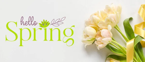 Красивый Букет Тюльпанов Текста Hello Spring Светлом Фоне — стоковое фото
