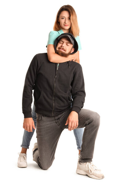 Молодая женщина защищает себя от грабителя на белом фоне