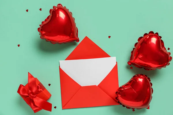 배경에 봉투와 상자와 모양의 발렌타인 — 스톡 사진