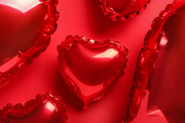 Hartvormige Luchtballonnen Rode Achtergrond Valentijnsdag — Stockfoto
