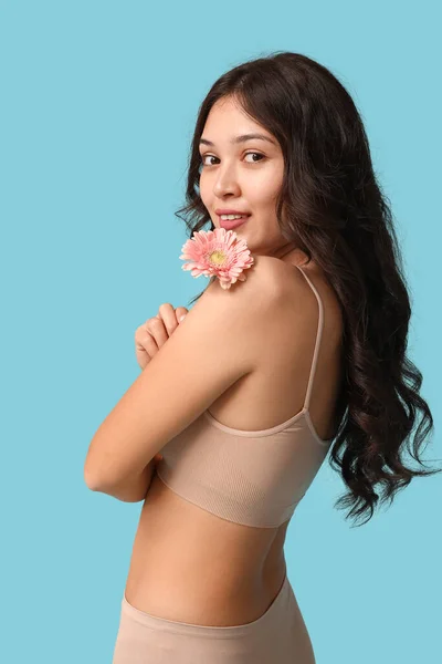 Mavi Arka Planda Çiçekli Çamaşırlı Güzel Bir Asyalı Kadın Uluslararası — Stok fotoğraf