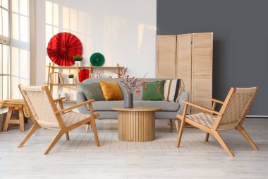 Çin Yeni Yıl kutlamaları için koltuklu, koltuklu ve dekorlu bir oturma odası.