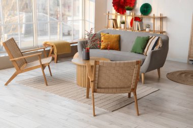 Çin Yeni Yıl kutlamaları için koltuklu, koltuklu ve dekorlu bir oturma odası.