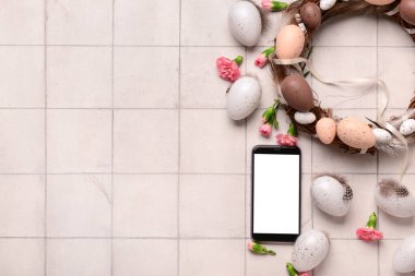 Modern cep telefonlu kompozisyon, Paskalya dekorasyonu ve açık fayanslı çiçekler