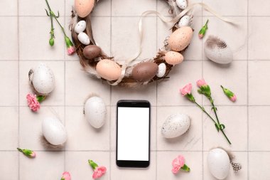 Modern cep telefonlu kompozisyon, Paskalya dekorasyonu ve açık fayanslı çiçekler