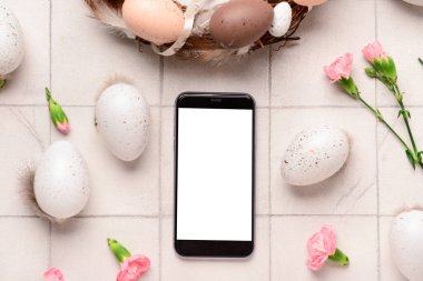 Modern cep telefonlu kompozisyon, Paskalya yumurtaları ve açık fayanslı çiçekler