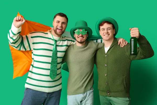 Bira Rlanda Bayrağı Taşıyan Mutlu Genç Adamlar Yeşil Arka Planda — Stok fotoğraf