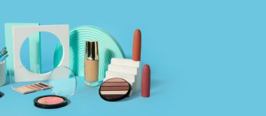 Açık mavi arkaplan üzerine dekoratif kozmetik ve podyumlar metin için alan