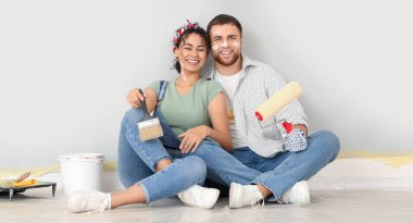 Evdeki duvar boyama sırasında mutlu genç çift