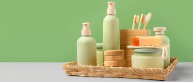 Masada yeşil arka planda banyo ve diş fırçası seti. Tasarım için pankart