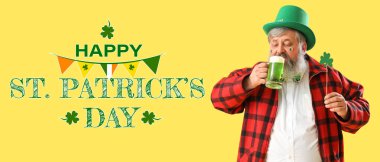 Leprikon şapkalı komik sakallı adam sarı arka planda bira içiyor. Aziz Patrick Günü için pankart