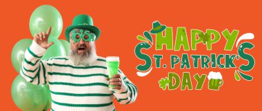 Turuncu arka planda balonları ve biraları olan komik sakallı adam. Aziz Patrick Günü için pankart