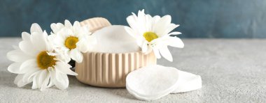 Pamuk pedler ve arkaplanda papatya çiçekleri