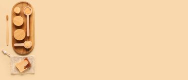 Bej arkaplanda banyo kozmetik ve malzeme seti ve metin için boşluk