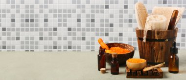 Banyo malzemeleri ve malzemeler banyodaki masada. Tasarım için pankart