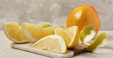 Lezzetli olgun pomelo masada.