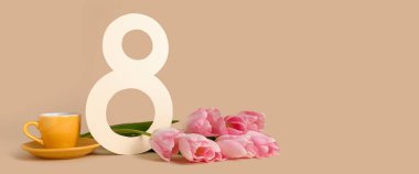 Güzel bir buket lale, figür 8 ve bej arka planda bir fincan çay ve metin için yer. Uluslararası Kadınlar Günü kutlamaları