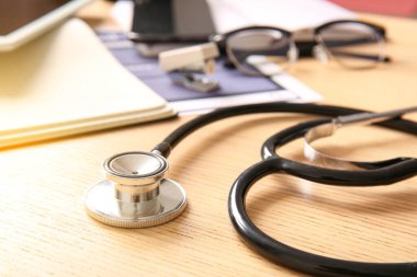 Tahta masadaki steteskop, yakın plan.