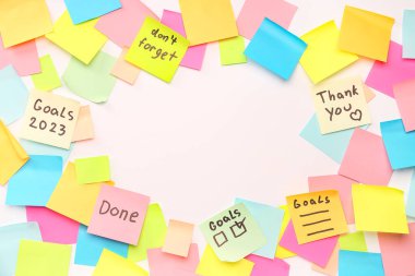 Beyaz arkaplan üzerinde sözcükler olan yapışkan notlardan yapılmış çerçeve